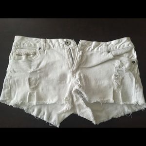 White jean shorts w/ decorative pockets